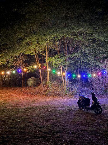Bunt geschmückter Weg zum Sommerfest Bunt geschmückter Weg